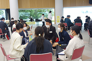 企業博